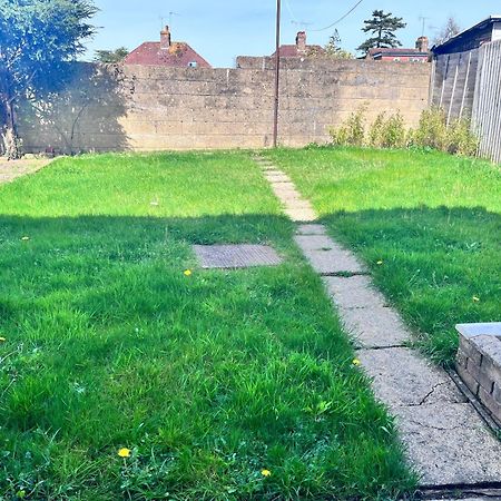 Lush House Close To Ashford Town Centre With Driveway ภายนอก รูปภาพ