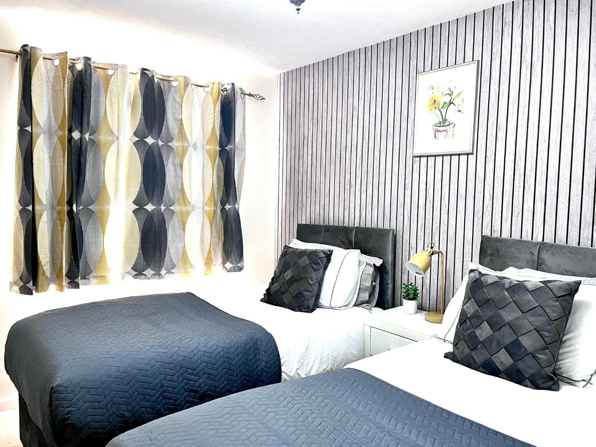 Lush House Close To Ashford Town Centre With Driveway ภายนอก รูปภาพ