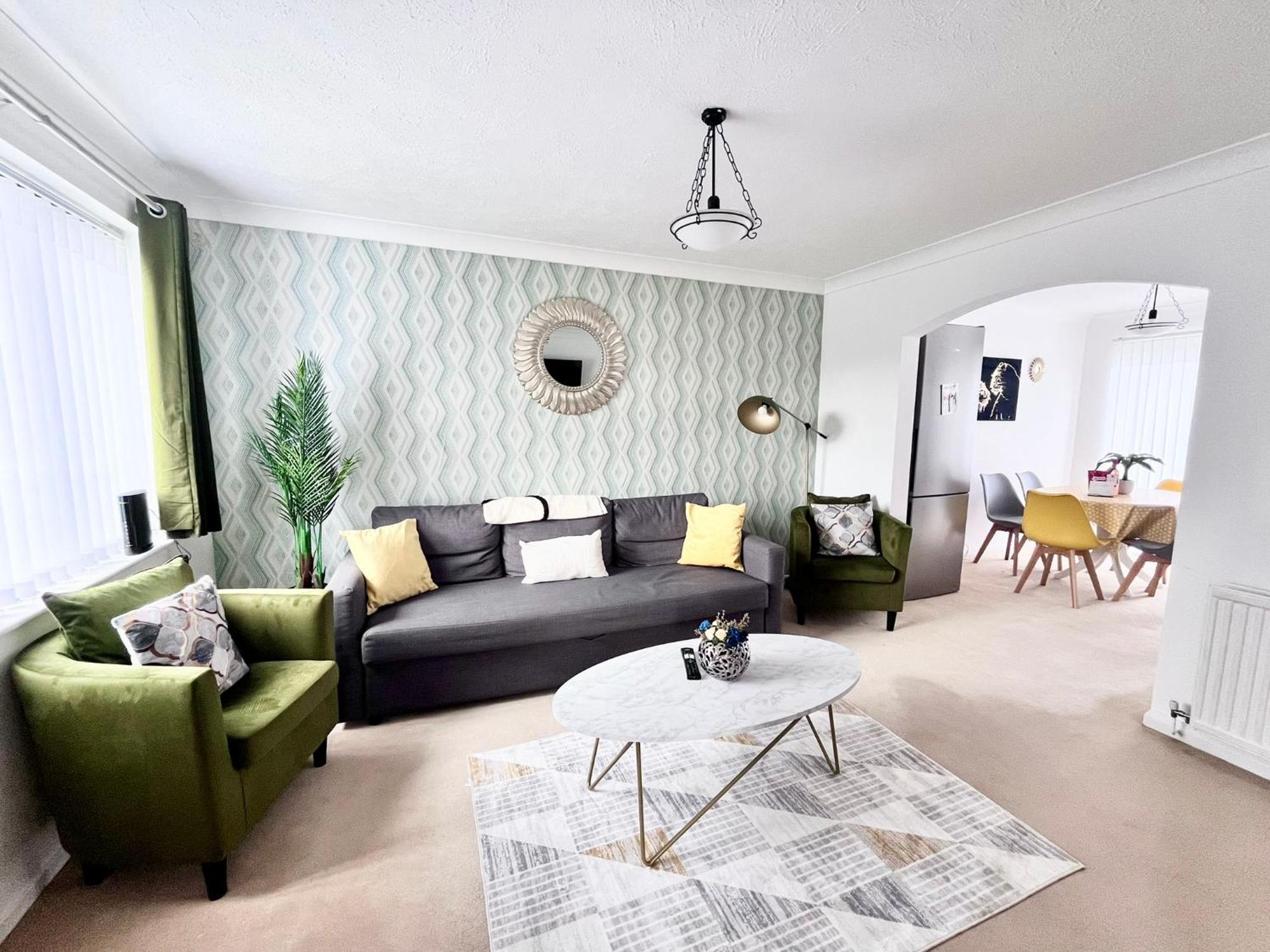 Lush House Close To Ashford Town Centre With Driveway ภายนอก รูปภาพ