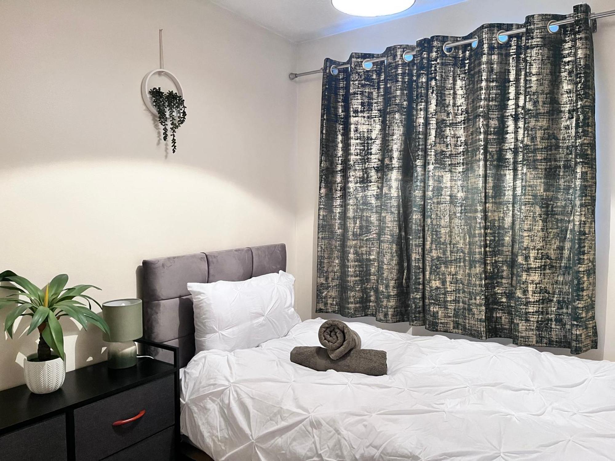 Lush House Close To Ashford Town Centre With Driveway ภายนอก รูปภาพ