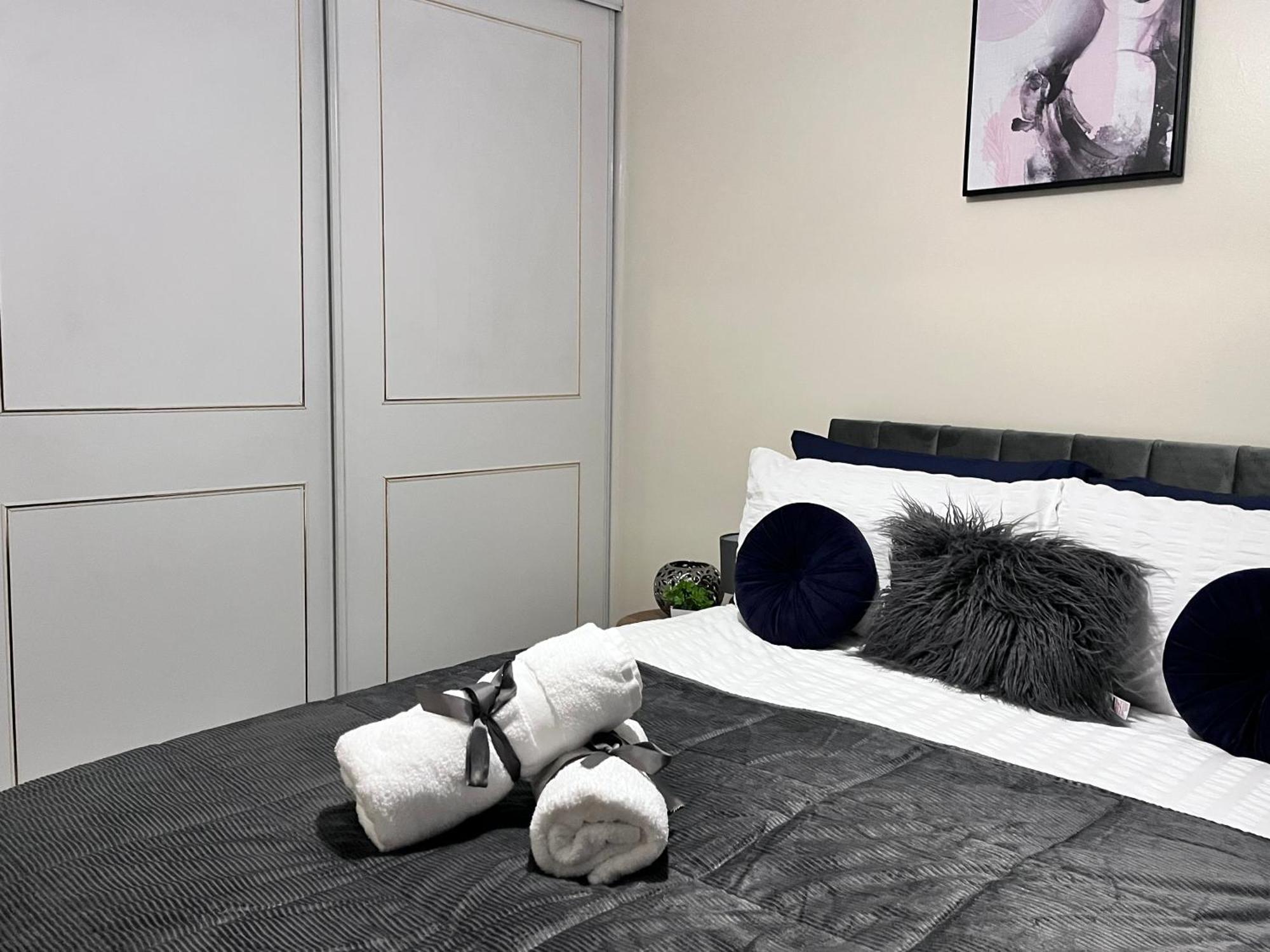 Lush House Close To Ashford Town Centre With Driveway ภายนอก รูปภาพ