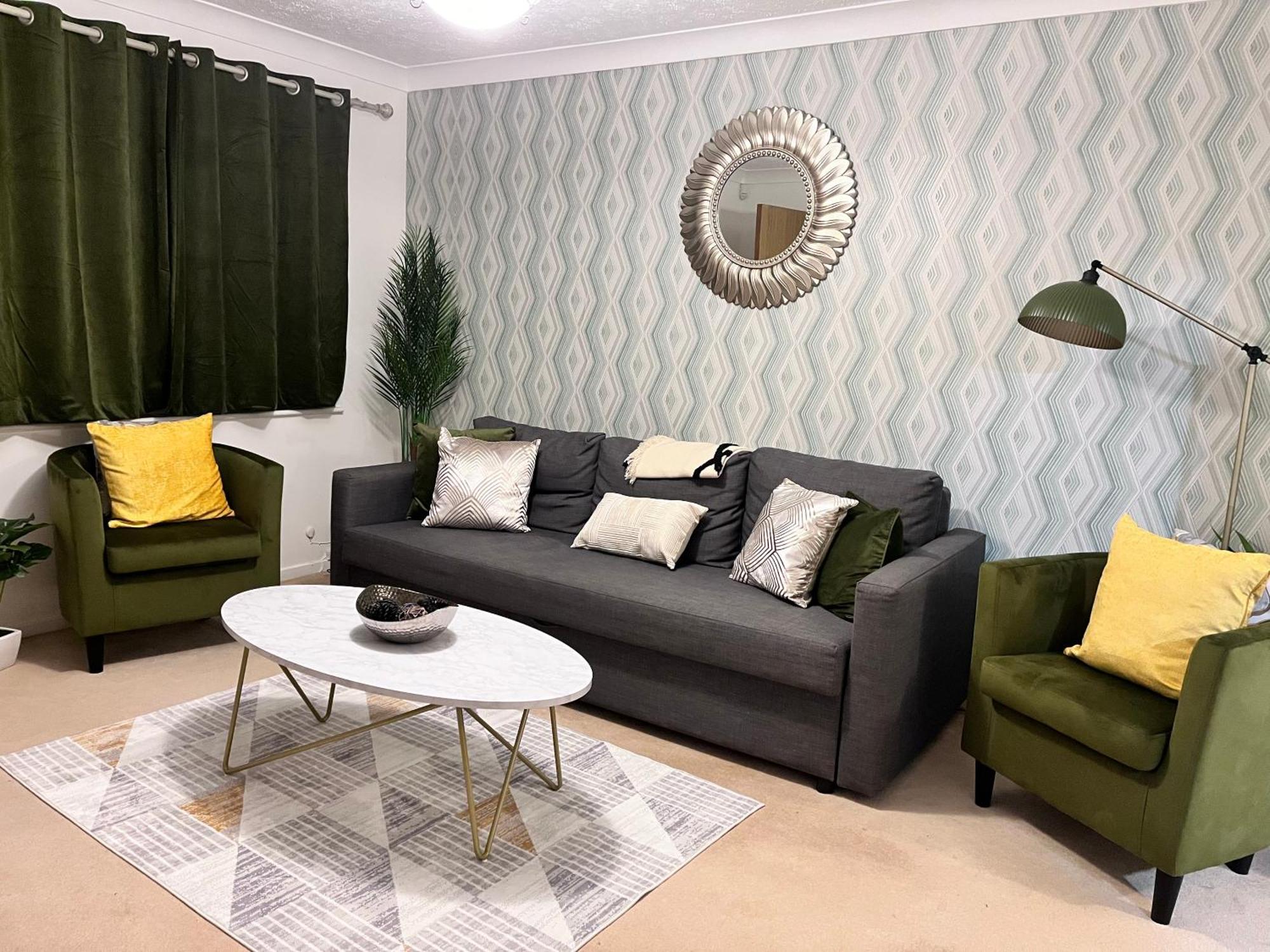 Lush House Close To Ashford Town Centre With Driveway ภายนอก รูปภาพ