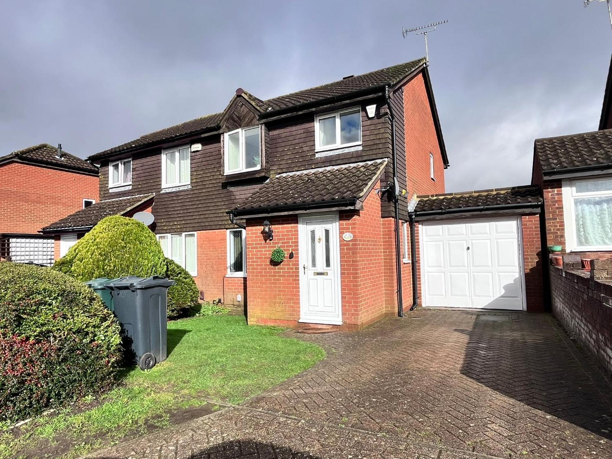 Lush House Close To Ashford Town Centre With Driveway ภายนอก รูปภาพ