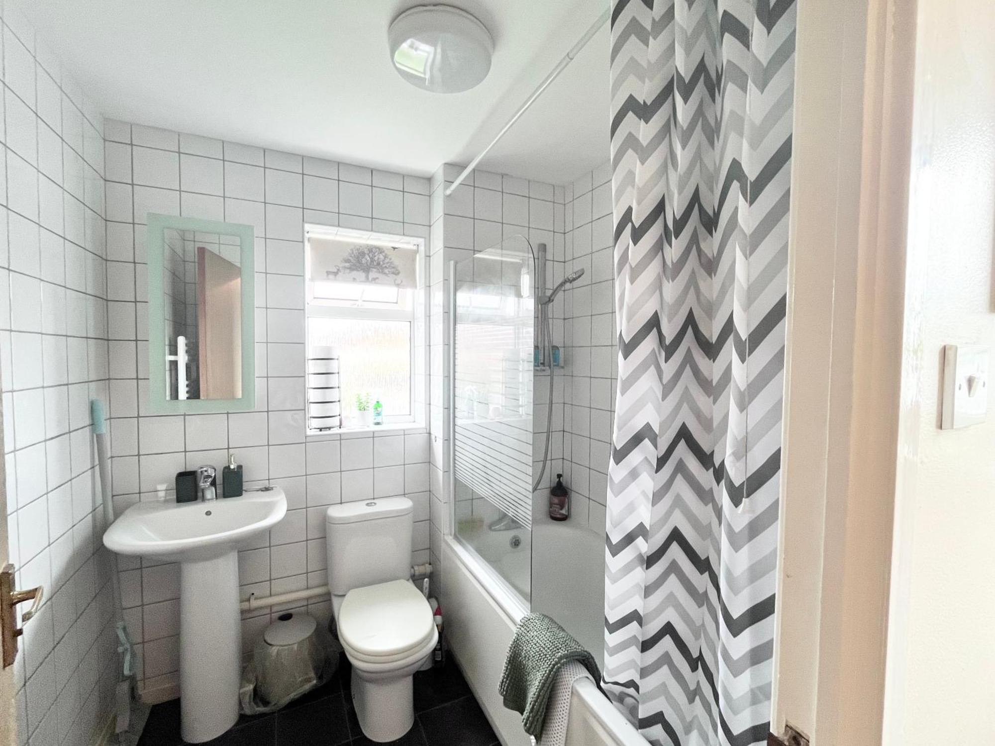 Lush House Close To Ashford Town Centre With Driveway ภายนอก รูปภาพ