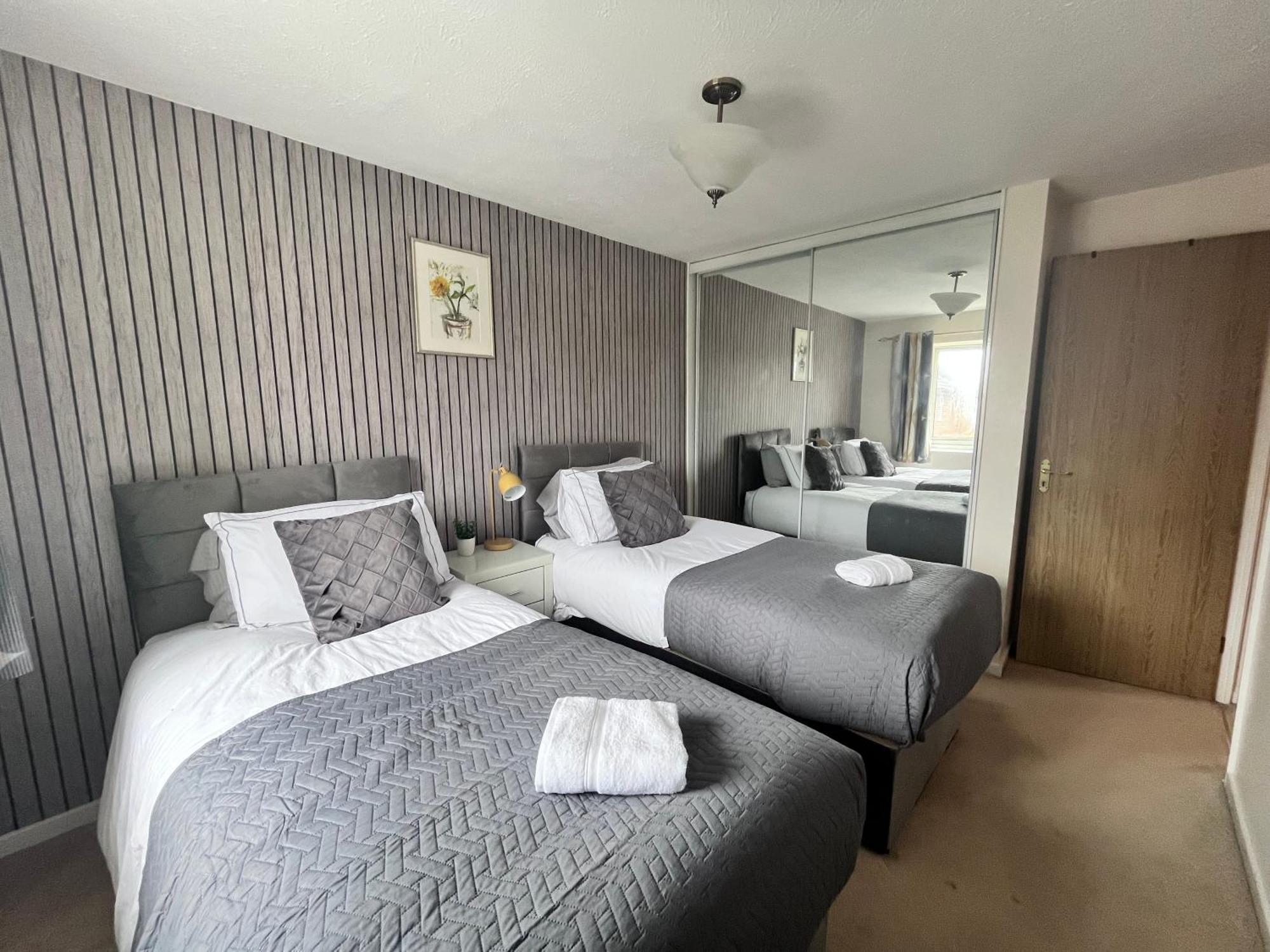 Lush House Close To Ashford Town Centre With Driveway ภายนอก รูปภาพ