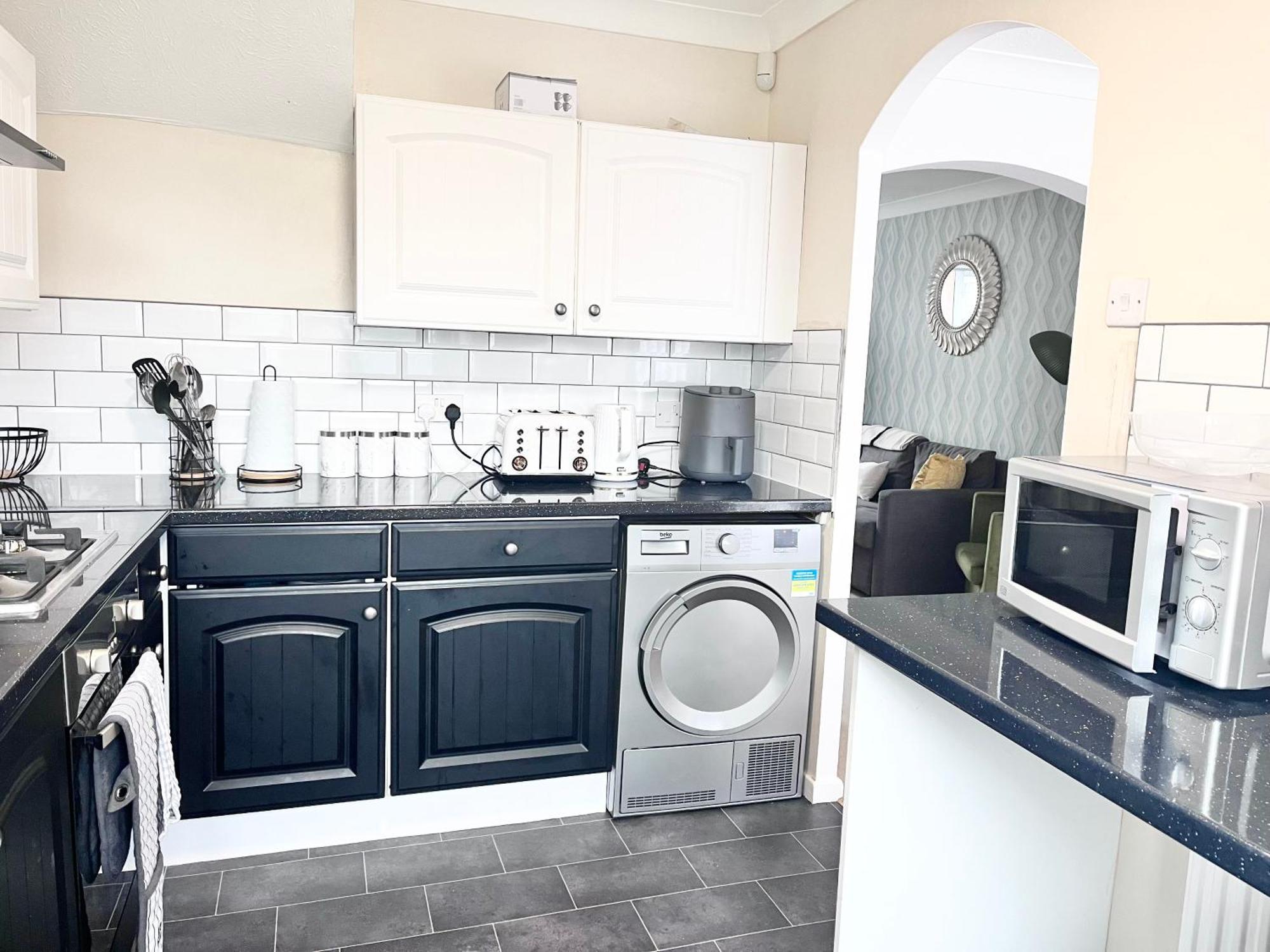 Lush House Close To Ashford Town Centre With Driveway ภายนอก รูปภาพ
