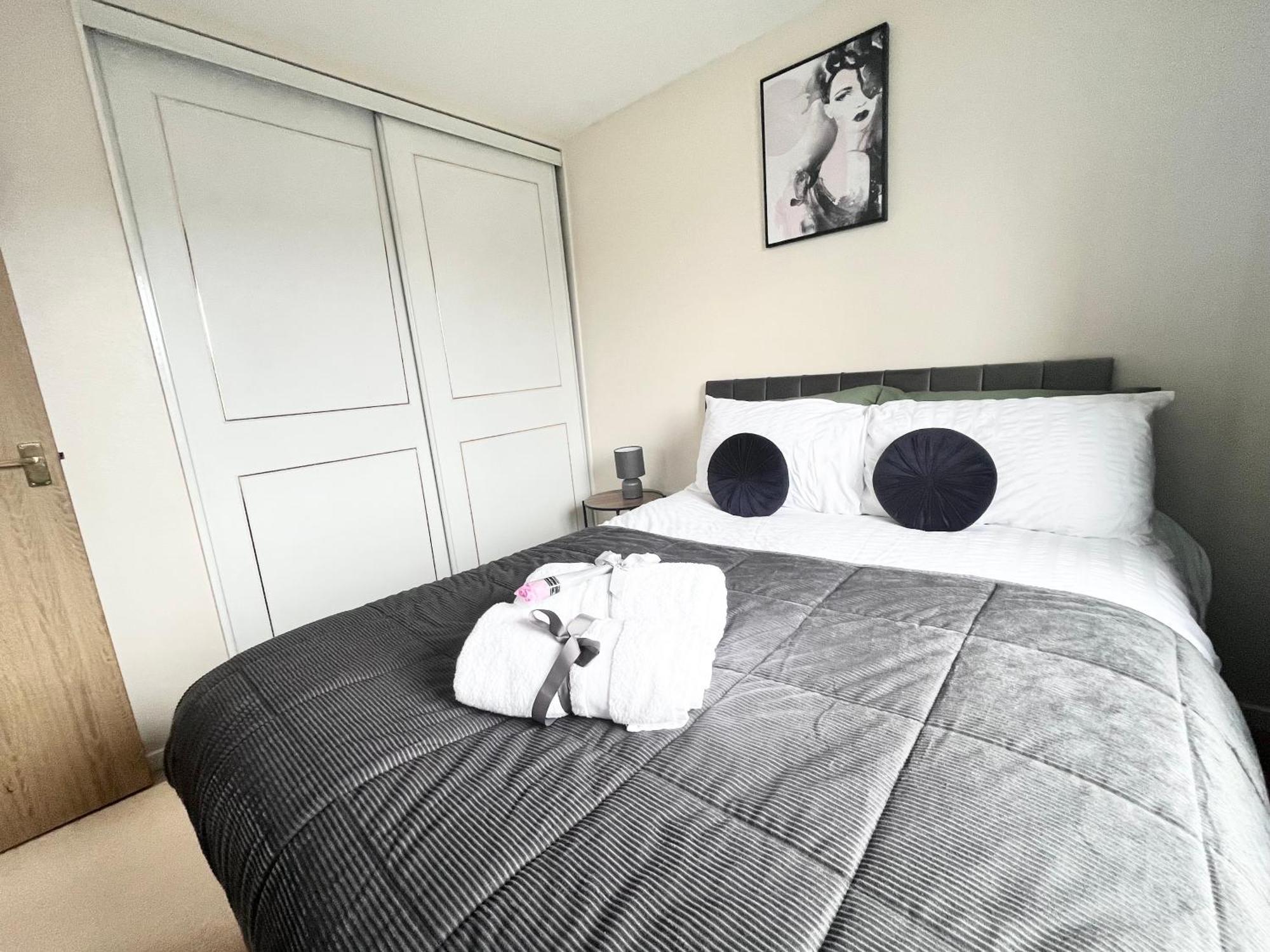 Lush House Close To Ashford Town Centre With Driveway ภายนอก รูปภาพ