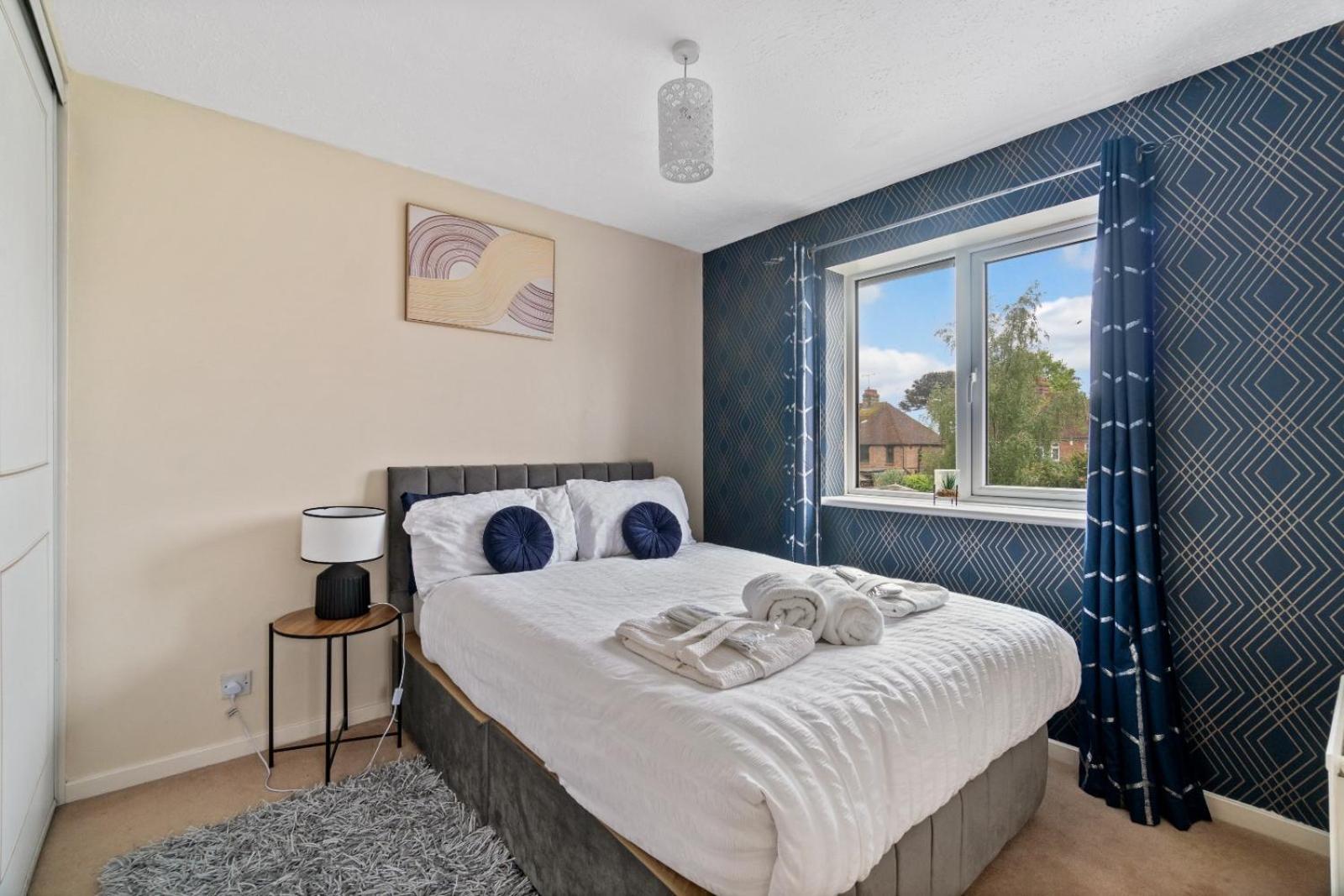 Lush House Close To Ashford Town Centre With Driveway ภายนอก รูปภาพ