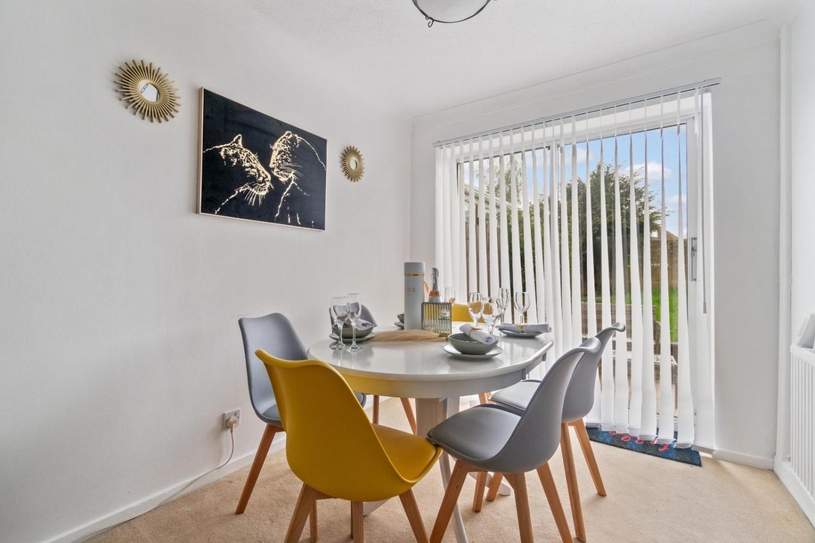 Lush House Close To Ashford Town Centre With Driveway ภายนอก รูปภาพ