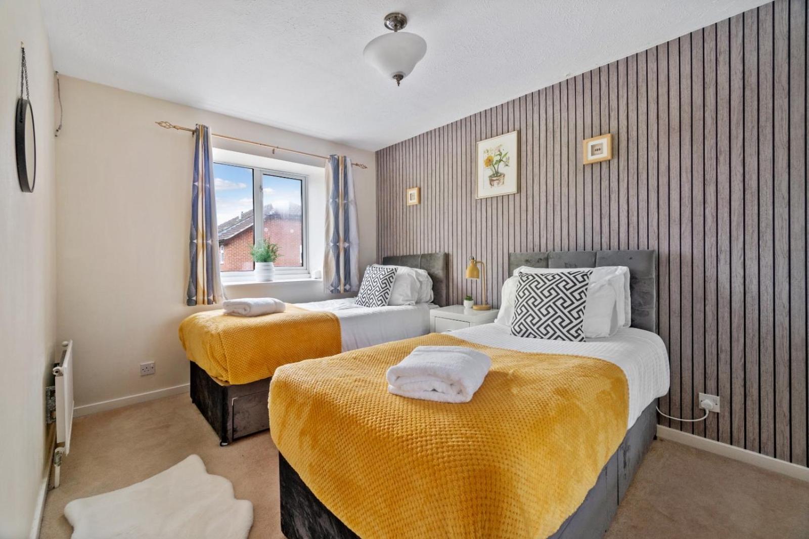 Lush House Close To Ashford Town Centre With Driveway ภายนอก รูปภาพ