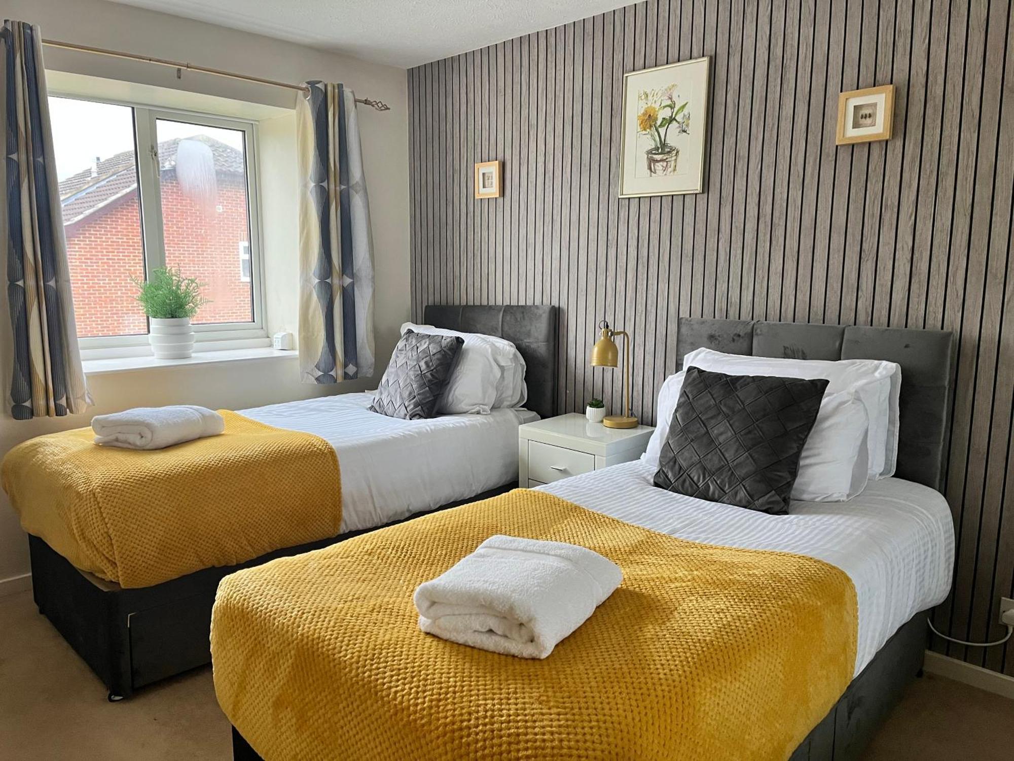 Lush House Close To Ashford Town Centre With Driveway ภายนอก รูปภาพ